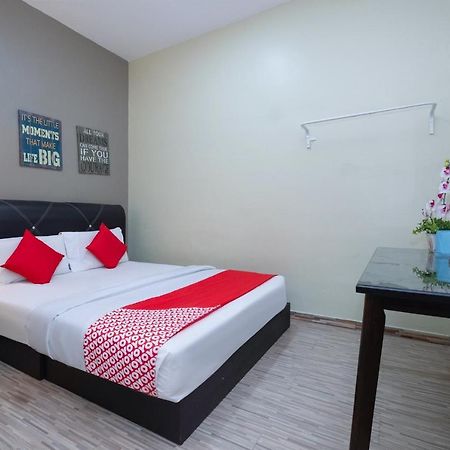 OYO 89981 Nyamanya Hotel Kuantan Bagian luar foto