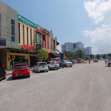 OYO 89981 Nyamanya Hotel Kuantan Bagian luar foto