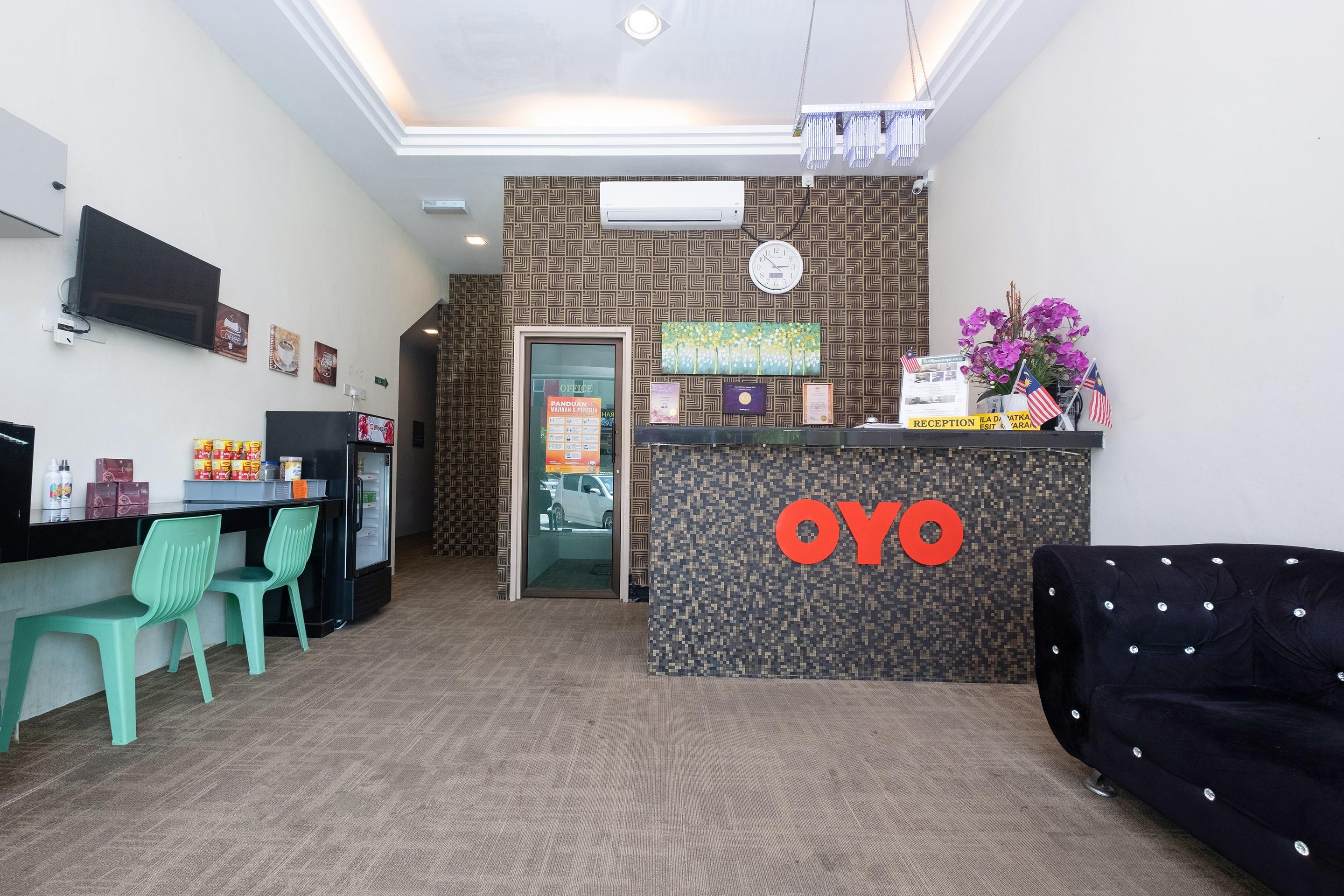 OYO 89981 Nyamanya Hotel Kuantan Bagian luar foto