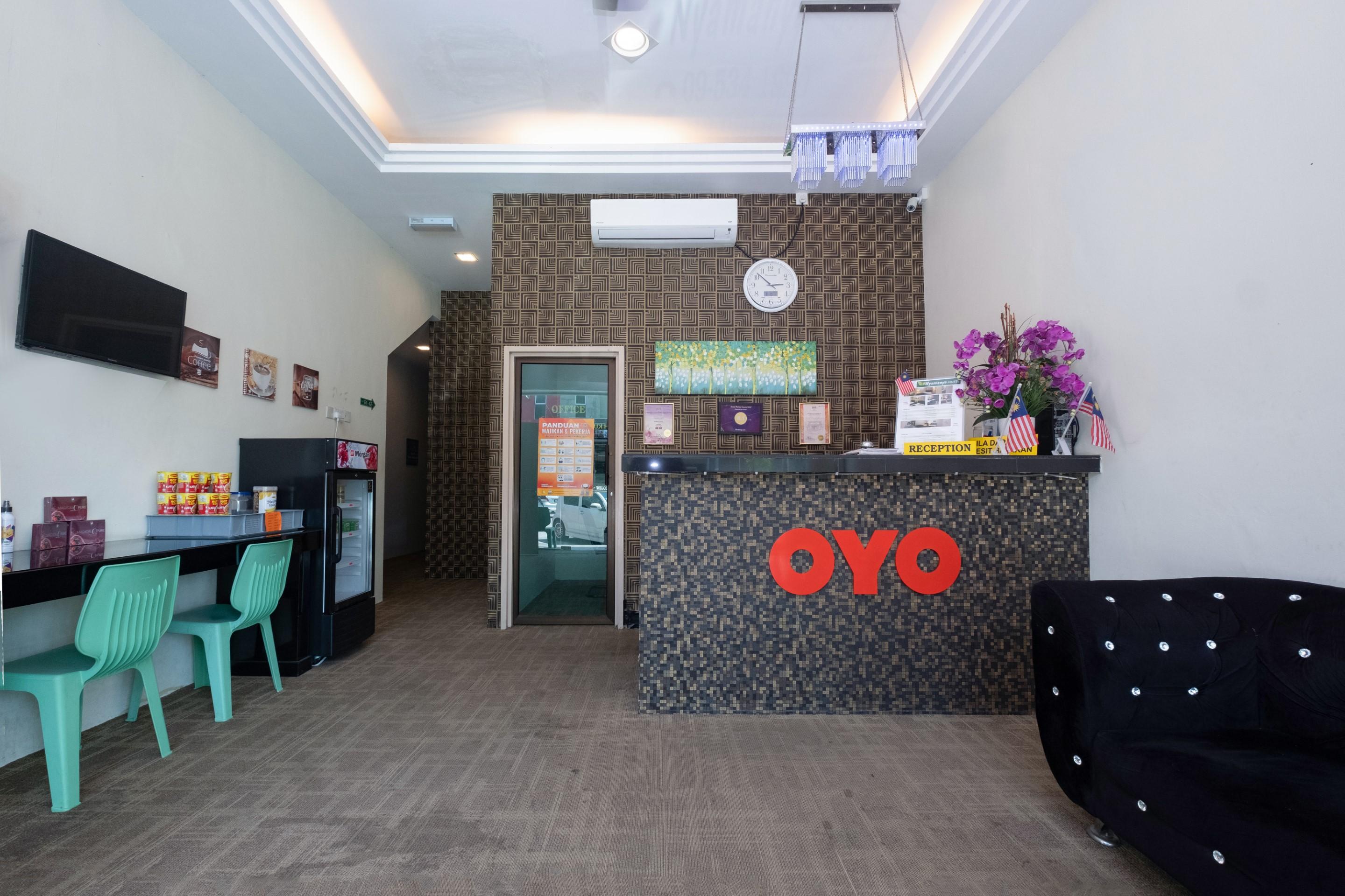 OYO 89981 Nyamanya Hotel Kuantan Bagian luar foto